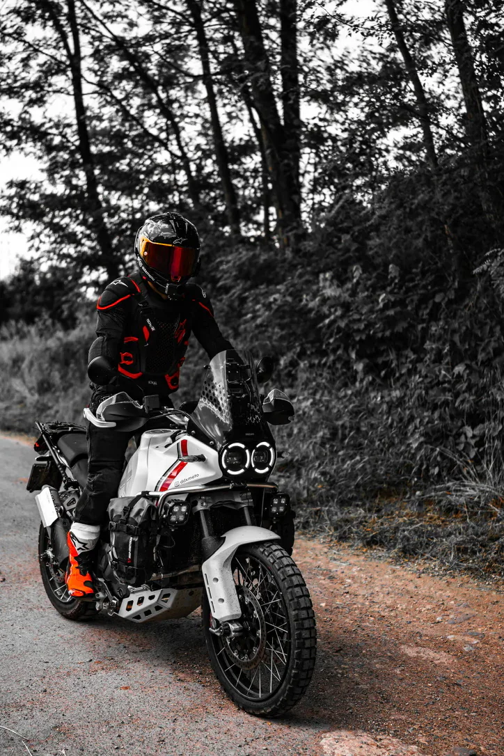 DDXMoto i Ducati DesertX na leśnej drodze