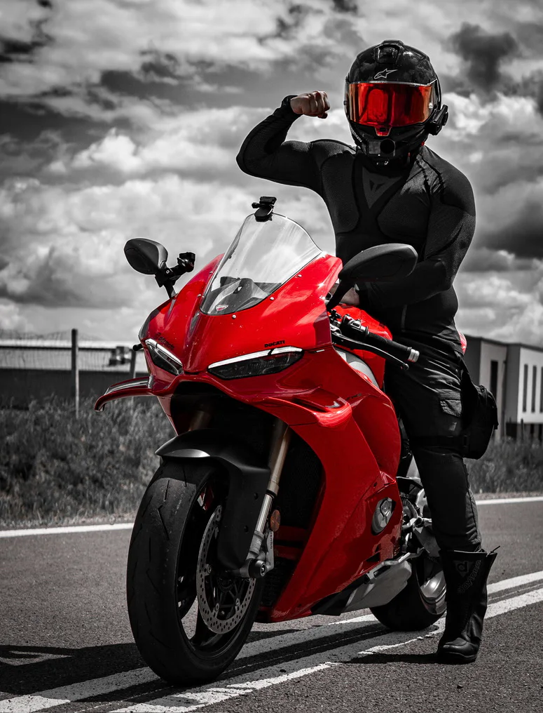 DDXMoto obok czerwonego Ducati Panigale z selektywną czerwienią