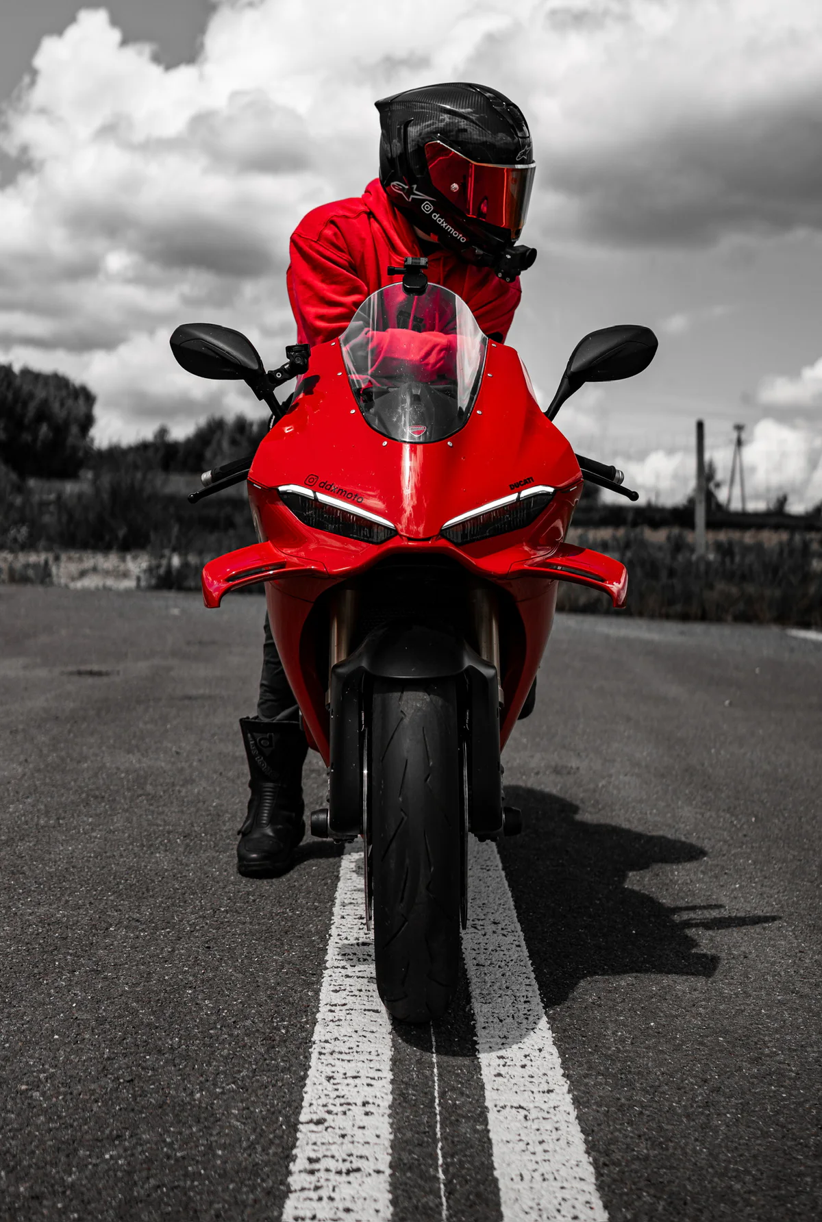 DDXMoto na czerwonym Ducati Panigale widziany z przodu