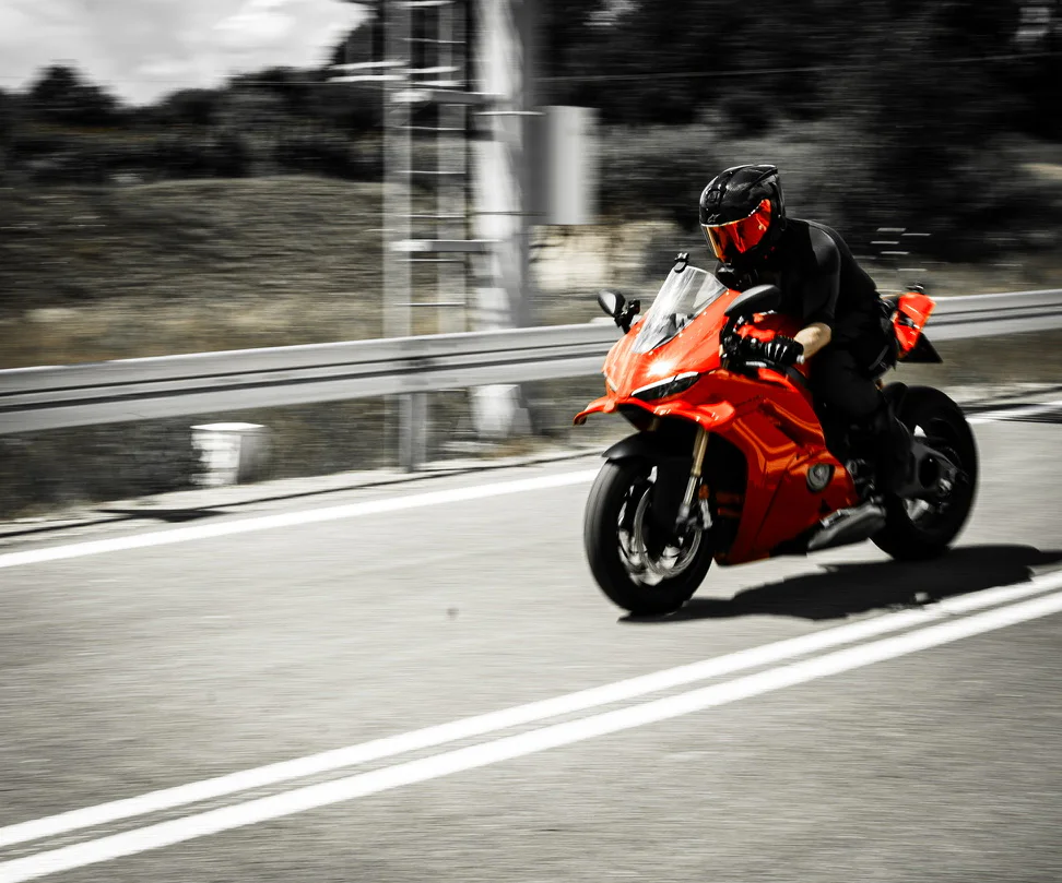 Dynamiczne zdjęcie DDXMoto jadącego czerwonym Ducati Panigale