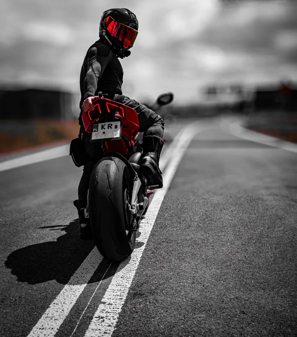 DDXMoto zatrzymany ze sportowym motocyklem na otwartej drodze