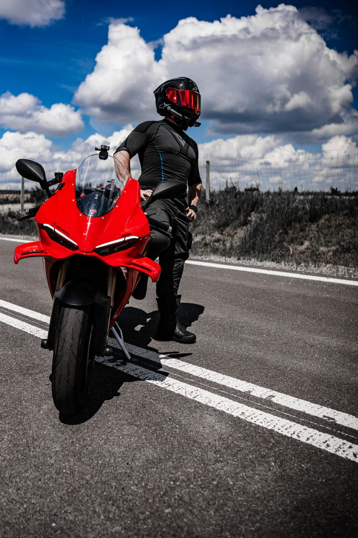 DDXMoto stojący obok czerwonego Ducati Panigale